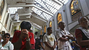 Missa foi realizada em igreja parcialmente destruída por tufão